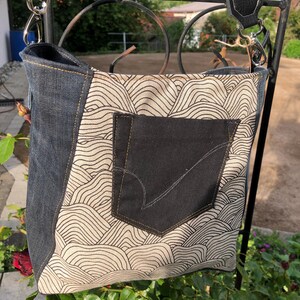 Schultertasche, Jeanstasche mit Canvas, einzigartige Damentasche aus recycelter Jeans mit geometrischen Design