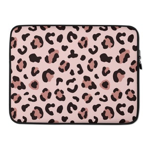 Könnte beinhalten: Eine rechteckige Laptop-Hülle mit einem rosa Leopardenmuster mit schwarzen und braunen Flecken. Die Hülle hat einen schwarzen Reißverschluss und einen schwarzen Rand.