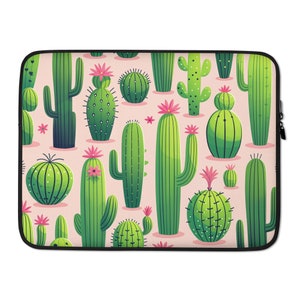 Könnte beinhalten: Laptop-Hülle mit einem sich wiederholenden Muster aus grünen Kakteen und rosa Blüten auf hellrosa Hintergrund. Die Kakteen variieren in Form, einige mit Stacheln, andere glatt. Die Hülle hat einen schwarzen Reißverschluss und eine schwarze Umrandung.