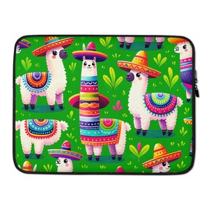Könnte beinhalten: Eine grüne Laptoptasche mit einem sich wiederholenden Muster aus bunten Lamas, die Sombreros tragen. Die Lamas sind weiß mit bunten geometrischen Mustern auf ihrem Körper und ihren Sätteln.