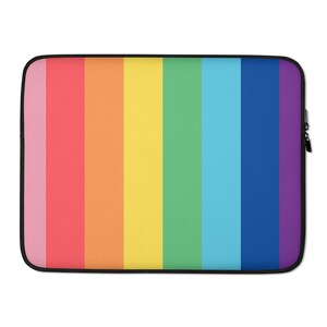 Könnte beinhalten: Eine Laptop-Hülle mit einem Regenbogen-Streifenmuster. Die Hülle hat einen Reißverschluss und ist aus einem weichen, strapazierfähigen Material gefertigt.