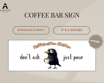Könnte beinhalten: Rechteckiges Kaffee-Bar-Schild mit dem Text "Coffee Bar Sign" und "Caffeination Station". Das Schild zeigt eine Cartoon-Krähe, die eine Kaffeetasse hält, mit den Worten "don't ask just pour". Das Schild misst 43 x 15 cm.