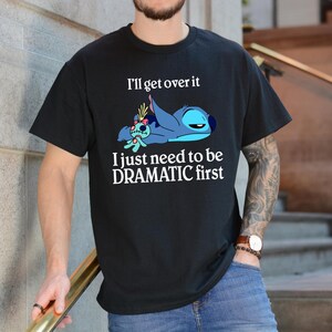 Camiseta gráfica de Stitch divertida: camiseta con cita dramática imagen 7