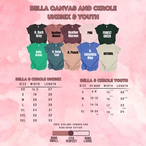 Puede incluir: Una tabla de tallas para camisetas unisex y para j&oacute;venes Bella + Canvas y Circle. La tabla muestra la talla, el ancho y la longitud de las camisetas en pulgadas. La tabla tambi&eacute;n incluye las tallas ajustadas para las camisetas para j&oacute;venes. La tabla est&aacute; impresa sobre un fondo rosa con un borde blanco.