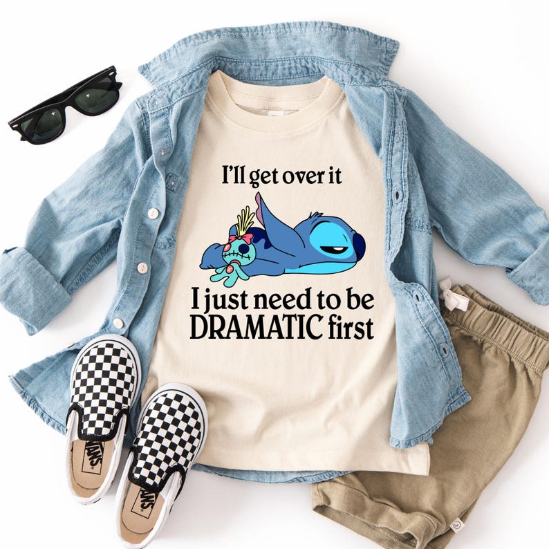 Camiseta gráfica de Stitch divertida: camiseta con cita dramática imagen 3