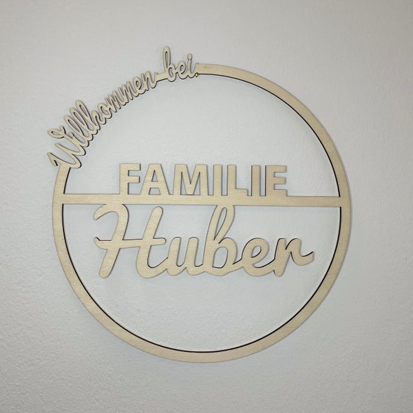 Personalized door wreath with family name | High-quality wooden wreath for the whole year - Unique decoration for the front door