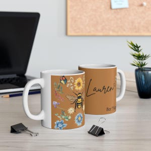 Biene personalisierte Keramikbecher, Biene glücklich Becher, Honigbienenbecher, Geschenk für sie, Bienenkaffeetasse, Kaffeetasse, Bienengeschenke, personalisiertes Geschenk