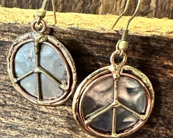 Pendientes de alambre colgantes con el símbolo de la paz, hechos a mano, de plata y cobre, estilo hippie, en caja de regalo.