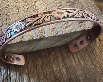 Brazalete bohemio de cobre con diseño floral para aliviar la artritis. Caja de regalo.