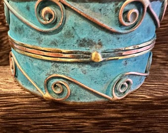 Pulsera ajustable Aqua Patina Swirl, hecha a mano en latón de 5 cm de ancho, en caja de regalo.