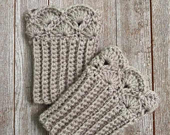 Lekkie szarobrązowe mankiety do krótkich butów