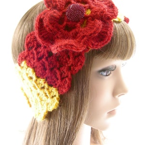 Puede incluir: Diadema de crochet roja y amarilla con una gran flor roja y un botón decorativo.