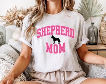 Schäfer mamma rosa Varsity-skjorta med typsnitt | College-typsnitt hund mamma-t-shirt | Schäfer-present | Minimalistisk hundsilhuettdesign | Present till GSD-mamma