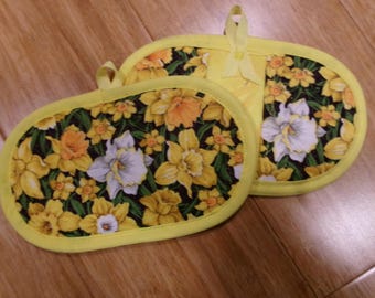 Fingertip Oven Mitts, Potholders, Pot Pinchers, Insul-Brite Lined for Heat Resistance, Homemade, Kitchen Decor, Daffodils, Yellow and White