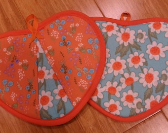 Heart Shaped Hand Saver Pot Holder Oven Mitt, Heat Resistant w/ Insul-Brite, Flowers on Lt. Teal,