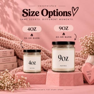 Puede incluir: Dos velas de vidrio con tapas negras y etiquetas blancas, una marcada 4oz con 30 horas de combusti&oacute;n y otra 9oz con 60 horas. El texto dice Size Options, Same Scents. Different Moments. y Sweet Wick. El fondo es de color rosa.