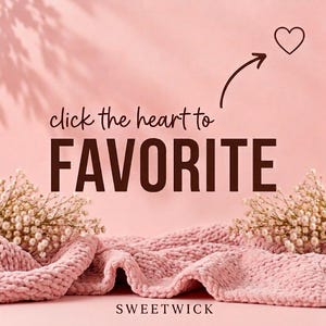 Puede incluir: Una manta de punto rosa suave con dos racimos de peque&ntilde;as flores blancas a los lados. El texto dice click the heart to FAVORITE con una flecha que apunta a un icono de coraz&oacute;n. La palabra SWEETWICK est&aacute; impresa abajo en color marr&oacute;n oscuro.