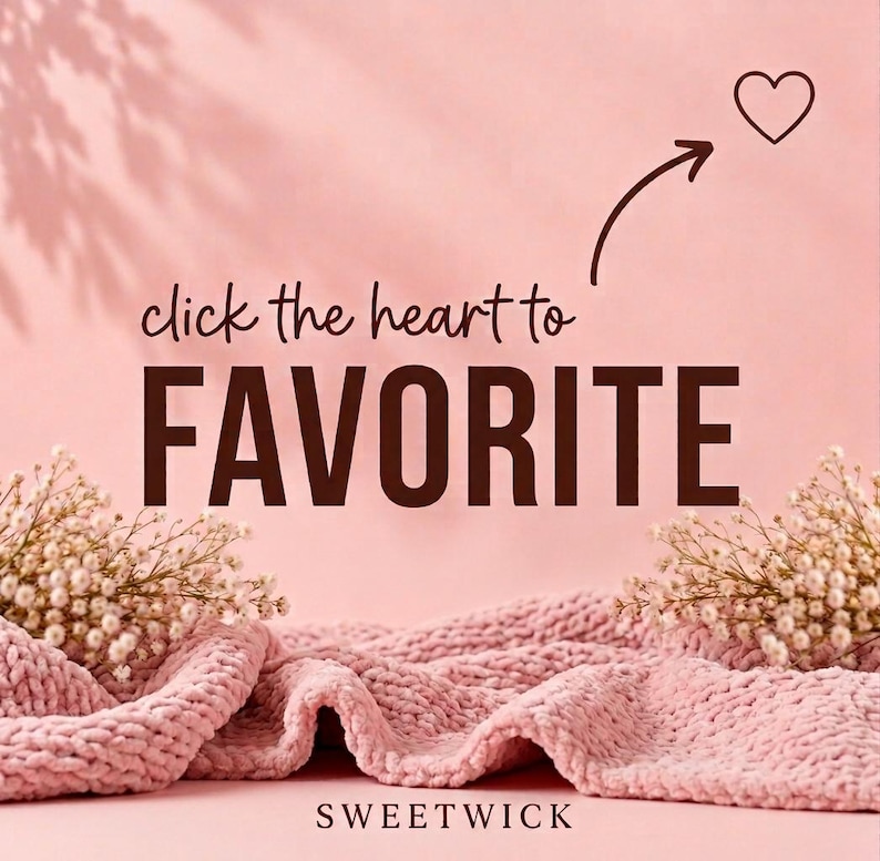Puede incluir: Una manta de punto rosa suave con dos racimos de peque&ntilde;as flores blancas a los lados. El texto dice click the heart to FAVORITE con una flecha que apunta a un icono de coraz&oacute;n. La palabra SWEETWICK est&aacute; impresa abajo en color marr&oacute;n oscuro.
