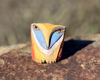 Búho decorativo para alegrar tu hogar y tu corazón, hecho a mano con arcilla y esmaltes mate de colores vibrantes. Una pieza única de cerámica. 8,9 cm de alto.