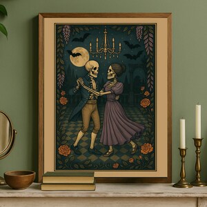 Può includere: Una stampa incorniciata raffigura una coppia di scheletri danzanti in stile vintage. Gli scheletri sono vestiti in abito formale, con un lampadario, pipistrelli e rose sullo sfondo. La tavolozza dei colori include sfumature di blu, marrone e viola.