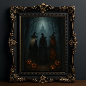 Könnte beinhalten: Ein gerahmtes Kunstwerk zum Thema Halloween zeigt drei Hexen in einem dunklen Wald, die sich an den Händen halten. Die Hexen tragen schwarze Umhänge und Hüte, eine hat blondes Haar, eine schwarzes Haar und eine rotes Haar. Beleuchtete Kürbislaternen liegen zu ihren Füßen. Der Rahmen ist schwarz mit goldenen Akzenten.