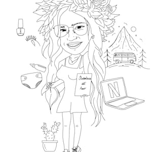 Può includere: Disegno a tratto di una persona con occhiali e una corona floreale, che tiene in mano un cartello con la scritta "Studentessa dell'Anno". L'immagine include un laptop, un cactus e altre piccole illustrazioni.