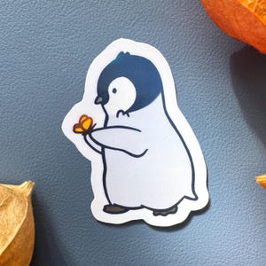 Adesivo pinguino / Adesivi fustellati in vinile lucido impermeabile / Pinguino carino con farfalla / Adesivo lavabile in lavastoviglie per laptop con animale kawaii