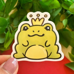 Sticker kikkerprins | Vaatwasmachinebestendige glanzende vinylstickers | Schattige kikkerkoning met kroon | Waterdichte handgemaakte gestanste sticker voor laptop