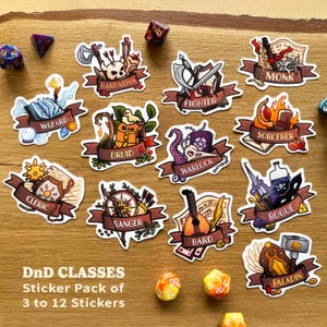 Pacchetto adesivi di classe DnD / Collezione classi 5e / Set di 3 - 12 adesivi impermeabili / Regalo per DM, Game Master, accessori TTRPG, PnP
