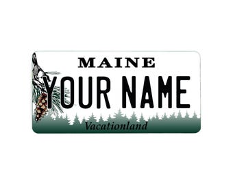 Maine Nummernschildmagnet Personalisiert | Personalisierter Kühlschrankmagnet | Maine-Andenken | Weg Geschenk | Geburtstagsgeschenk | 3 Größen