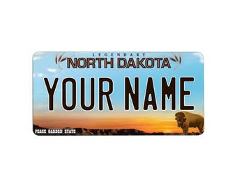 North Dakota Nummernschild-Magnet Personalisiert | Personalisierter Kühlschrankmagnet | Dakota Souvenir | Weg Geschenk | 3 Größen