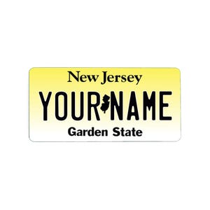 Puede incluir: Una placa de matrícula rectangular de Nueva Jersey con un fondo degradado amarillo y blanco. La parte superior de la placa dice "New Jersey" en texto negro. El centro presenta "YOUR NAME" en letras negras en negrita, con una silueta de Nueva Jersey. La parte inferior dice "Garden State."