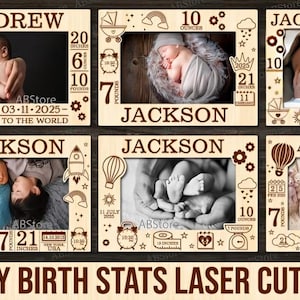 Peut inclure: Cadres en bois découpés au laser pour les statistiques de naissance de bébé. Chaque cadre présente une photo de bébé, son nom, sa date de naissance, son poids en grammes et sa taille en centimètres. Éléments décoratifs.