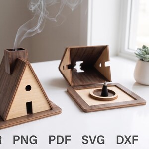 Peut inclure: Un brûleur d'encens en bois en forme de cabane en A avec une cheminée dégageant de la fumée, présenté assemblé et démonté avec une base et un support à cône. Le texte CDR, PNG, PDF, SVG, DXF, EPS est imprimé au bas de l'image.