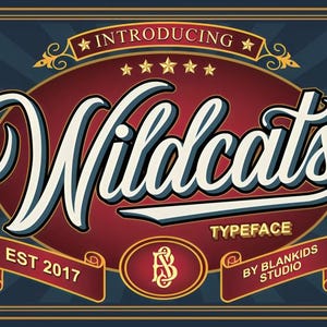 Może przedstawiać: Grafika w stylu vintage ze słowem "Wildcats" w odważnej, stylizowanej czcionce. Projekt charakteryzuje się czerwoną i niebieską kolorystyką z elementami dekoracyjnymi, w tym banerami i gwiazdami. Tekst "Introducing Typeface" jest również uwzględniony.