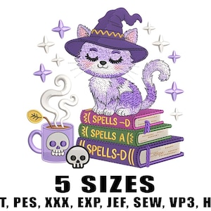 Peut inclure: Un chat violet portant un chapeau de sorcière est assis sur une pile de livres de sorts. Une tasse de thé avec un motif de crâne et un petit crâne sont à côté des livres. Le texte "5 TAILLES" et les formats de fichiers de broderie sont inclus.