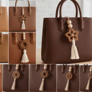 Peut inclure: Une collection de dix breloques de sac en bois découpées au laser présentant diverses formes florales et de feuilles, chacune agrémentée de deux perles en bois rondes et d'un pompon en tissu crème. Le texte à droite liste les formats de fichiers CDR, PGN, PDF, SVG, DXF et EPS, ainsi que 10 Designs et Laser Cut Ready Files.