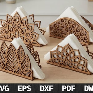 Peut inclure: Quatre porte-serviettes en bois découpés au laser avec des motifs complexes, incluant des designs de paon, de feuilles et géométriques, contenant chacun des serviettes blanches. Le texte SVG, EPS, DXF, PDF, DWG est affiché en bas.