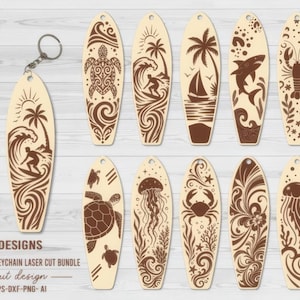 Peut inclure: Une collection de porte-clés en bois en forme de planche de surf et de motifs découpés au laser présentant des illustrations gravées en brun de tortues marines, surfeurs, palmiers, requins, homards, baleines, méduses, crabes et motifs floraux.