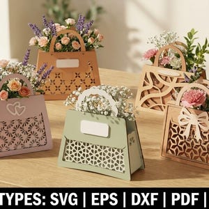 Peut inclure: Cinq contenants décoratifs en bois en forme de sac à main, déclinés en rose, beige et vert clair. Chaque modèle présente des motifs découpés au laser, des anses et des compositions florales. Le texte en bas indique : FILE TYPES: SVG | EPS | DXF | PDF | DWG.