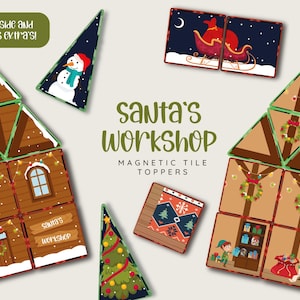 Op de afbeelding: Kerstmagnetische tegeltoppers met het thema Santa's Workshop. De set bevat verschillende vormen en ontwerpen, zoals een sneeuwpop, een kerstboom en de slee van de kerstman. De tekst op de afbeelding luidt "Santa's Workshop Magnetic Tile Toppers".