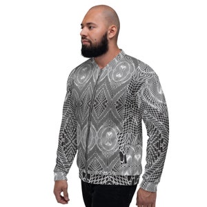 Puede incluir: Una chaqueta bomber negra con un patrón geométrico blanco. La chaqueta tiene una cremallera y un cuello, puños y cintura de canalé.