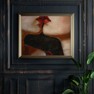 以下が含まれることがあります： キスをしているカップルを描いた額縁付きの絵画。絵画は金色の額縁に入っていて、濃い木製の壁に飾られています。