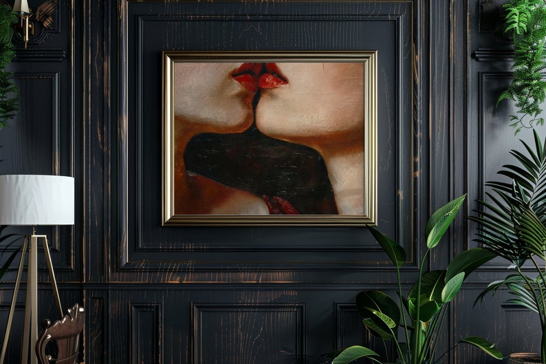 以下が含まれることがあります： キスをしているカップルを描いた額縁付きの絵画。絵画は金色の額縁に入っていて、濃い木製の壁に飾られています。