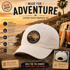 Puede incluir: Gorra snapback blanca con un parche de cuero que representa una escena costera. La gorra tiene una visera precurvada y un cierre snapback ajustable. El texto en la gorra dice "Carmel-by-the-Sea, California". Hecha de algodón bio-lavado y cuero PU.