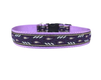 2,5 cm brett hundhalsband med justerbart spänne eller martingale i lila och lavendelfärgade paisleymönster