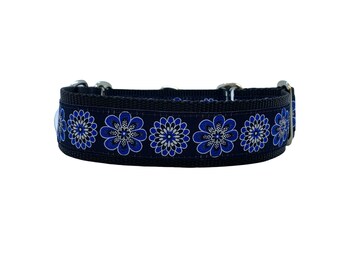 Breites 3,5 cm Bündchen mit verstellbarer Schnalle oder Martingale Hundehalsband in Blaue Blumen