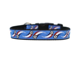 Peut inclure: Un collier de chien bleu avec un motif de ballon de football blanc et rouge.