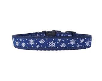 5/8 oder 3/4 Zoll breites Hundehalsband mit verstellbarer Schnalle oder Martingale in den Schneeflocken