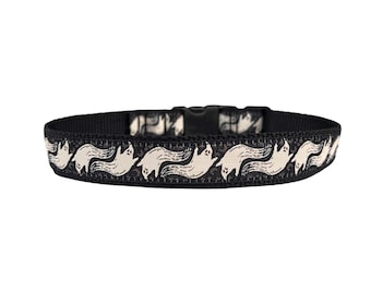 2,5 cm breites Hundehalsband mit verstellbarer Schnalle oder Martingale in Halloween Geister Schwarz